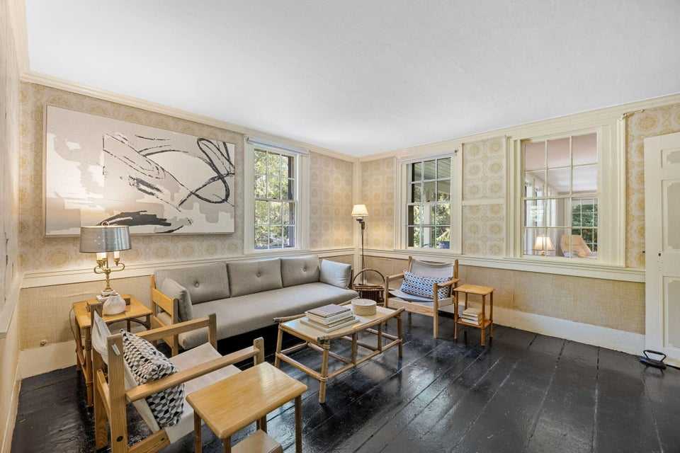Small sitting area off Main Entrance