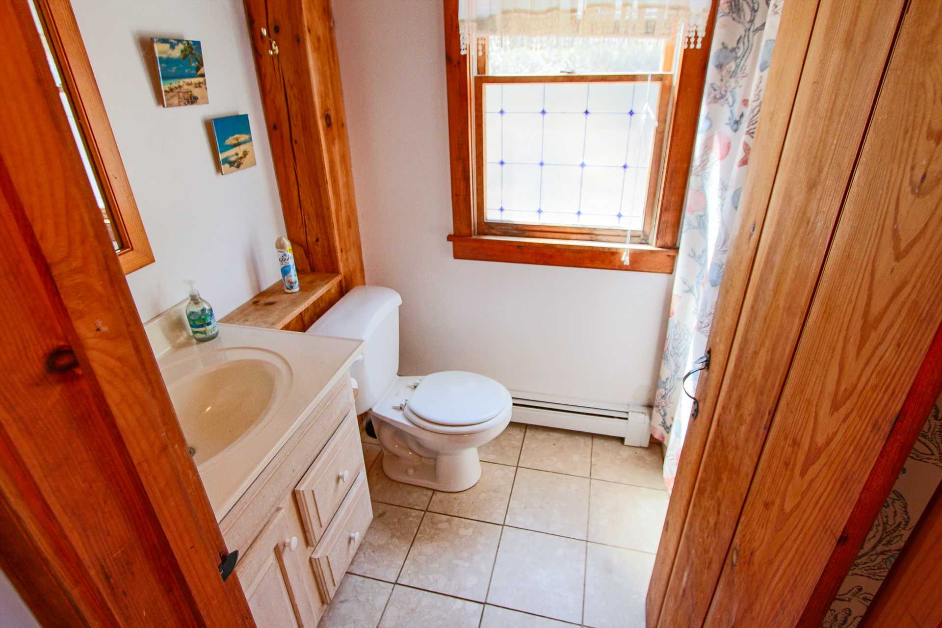 Bathroom on 1st Floor with Tub