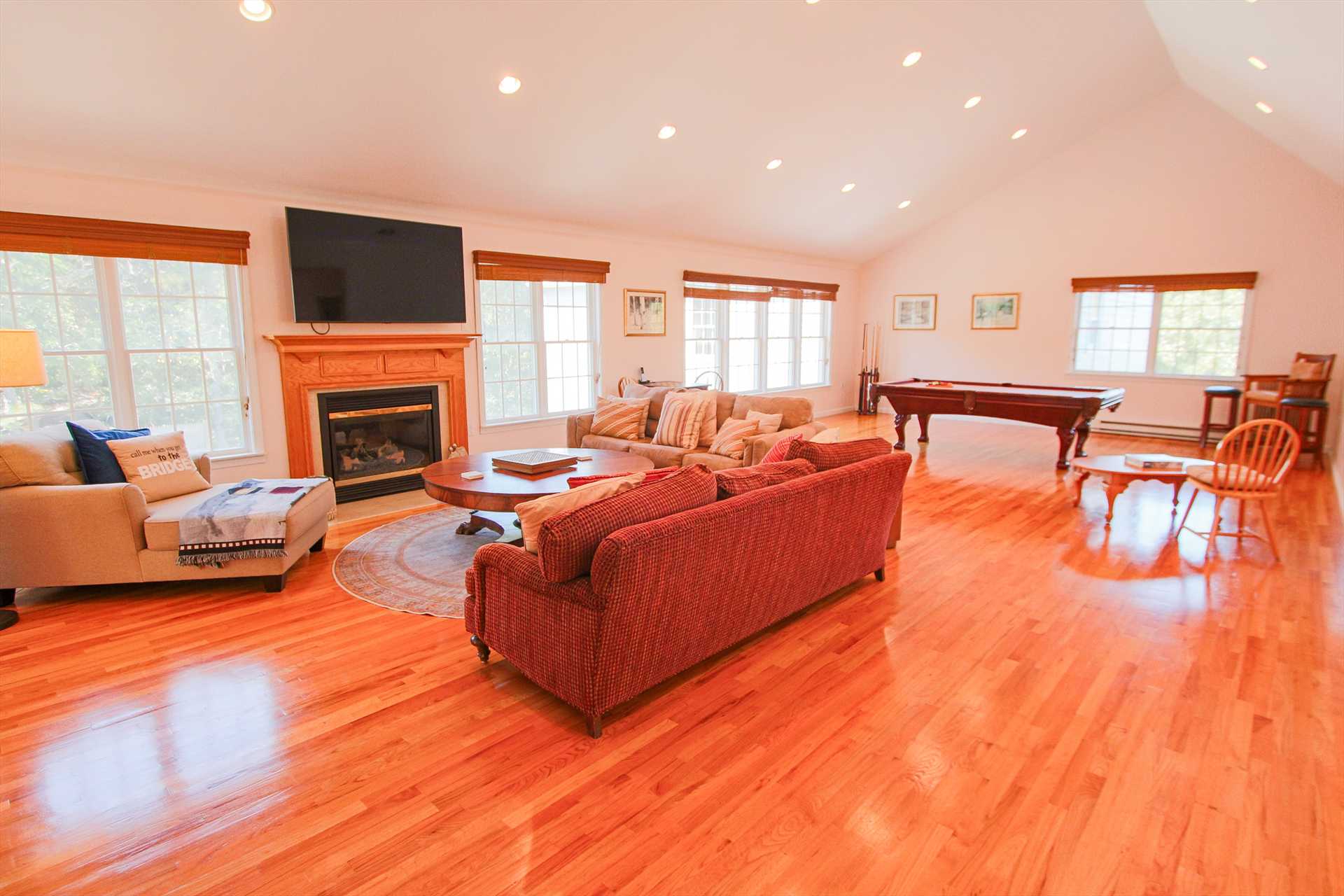 Entertainment Space - Pool Table - Checkers Table - Chess Ta