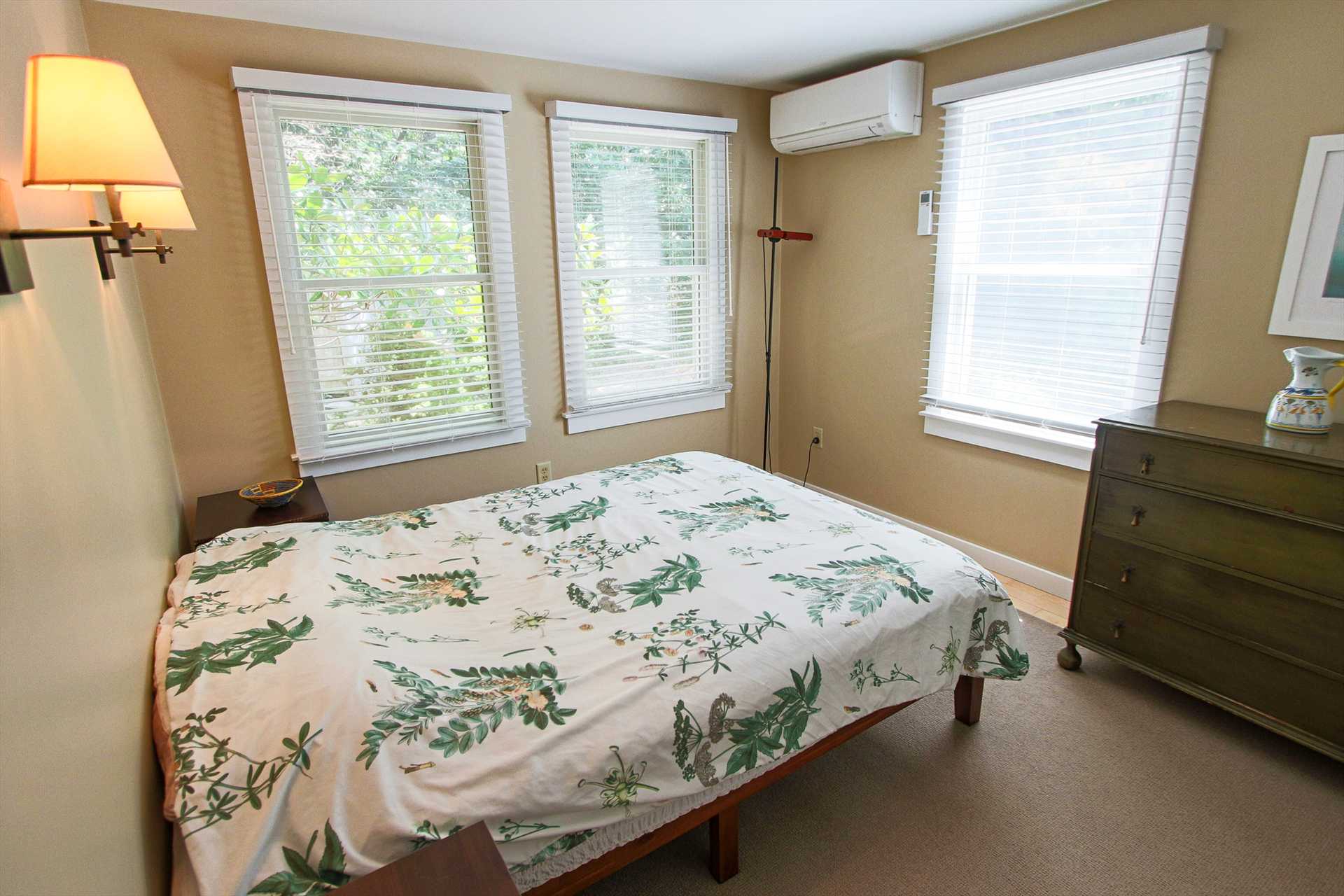 Bedroom #2 - Queen - Main Floor (Middle Level)