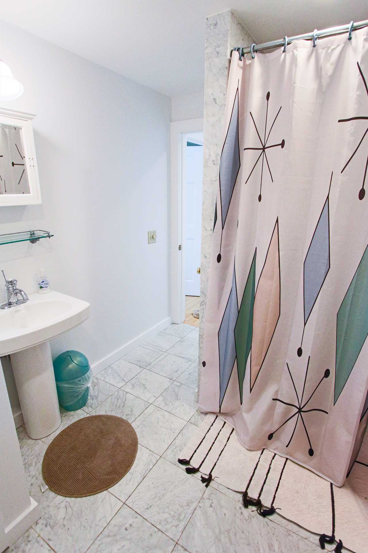 Full Bath - Main level (Middle) w/Shower